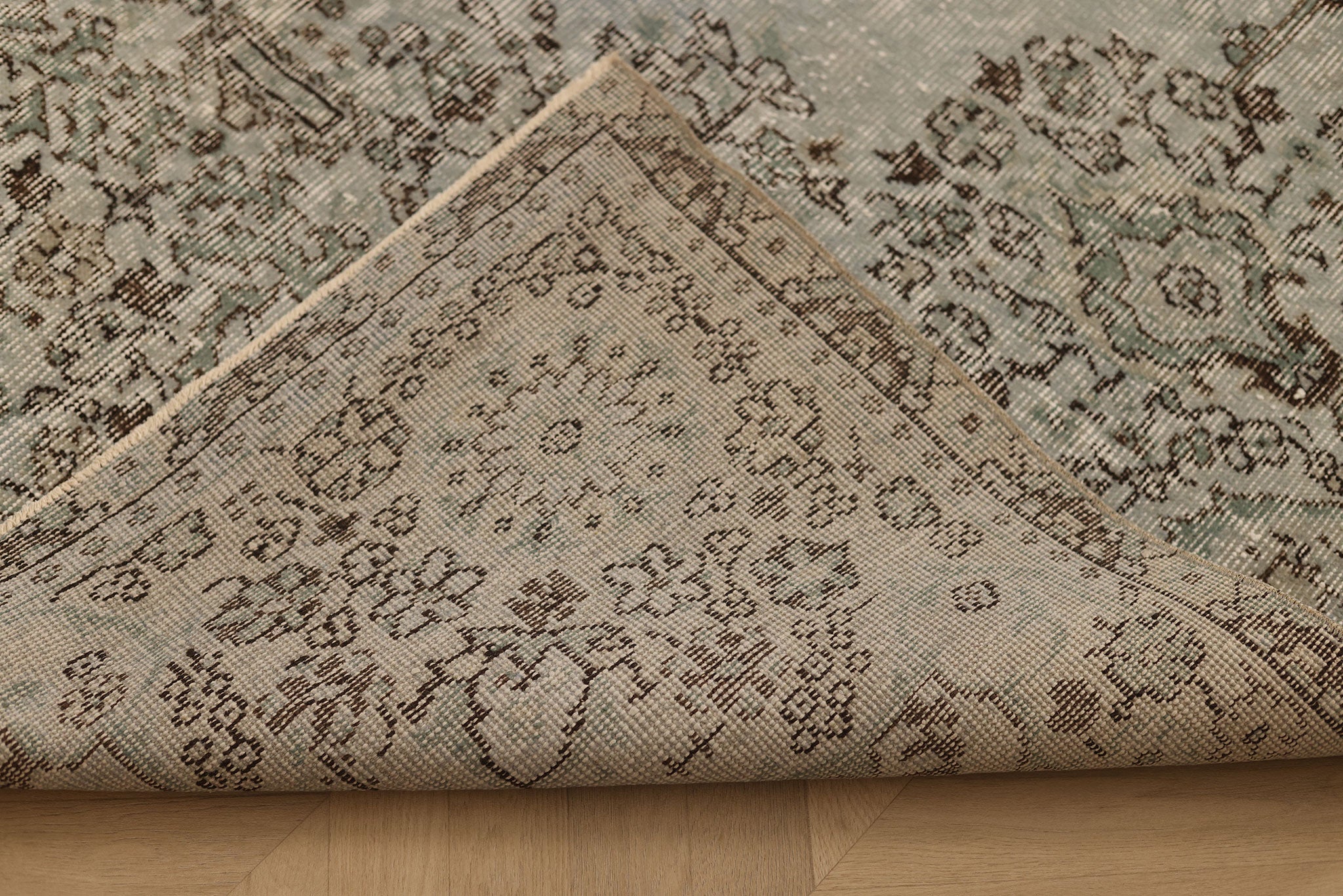Vintage Isparta Turkish Area Rug 5x9 ft — Gray Floral (No. 39272)