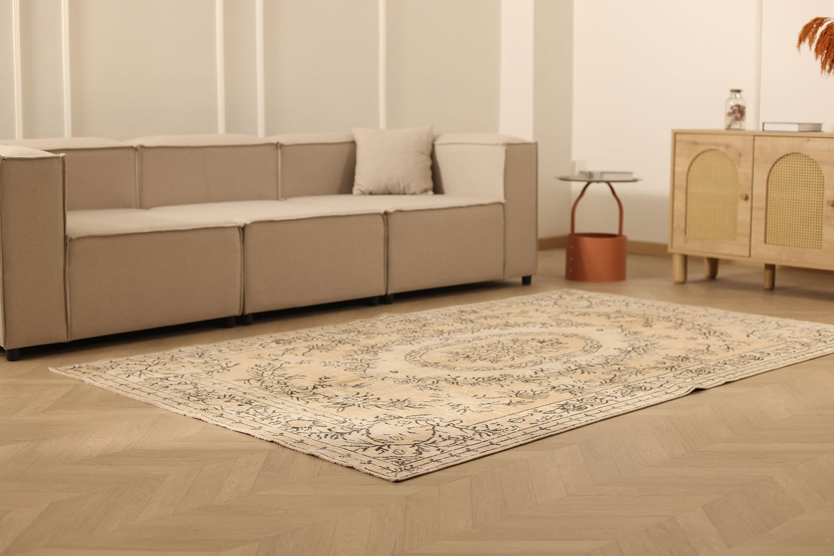 Vintage Isparta Turkish Area Rug 5x8 ft — Beige & Gray Floral