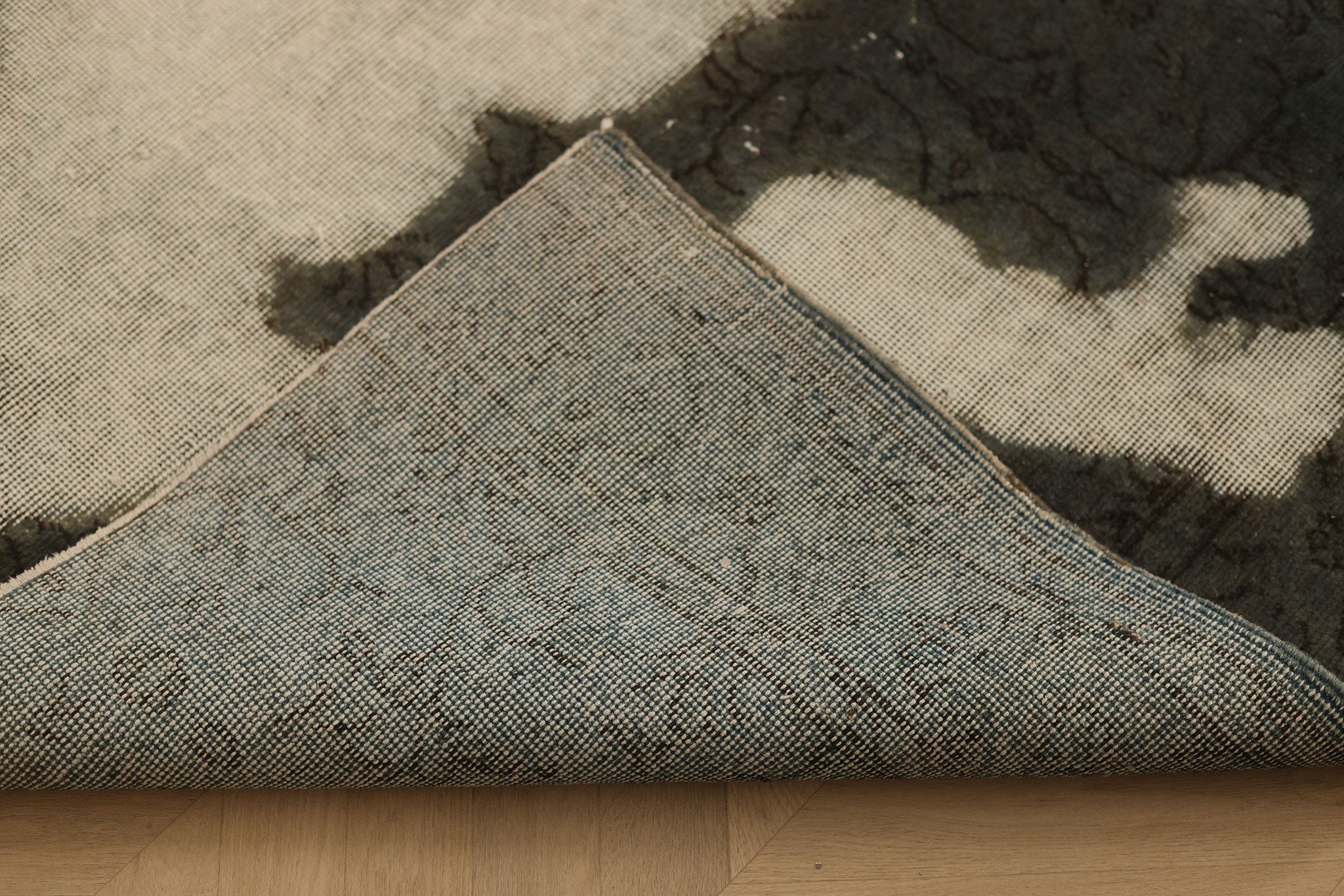 Vintage Isparta Turkish Area Rug 5x7 ft — Gray & White Overdyed