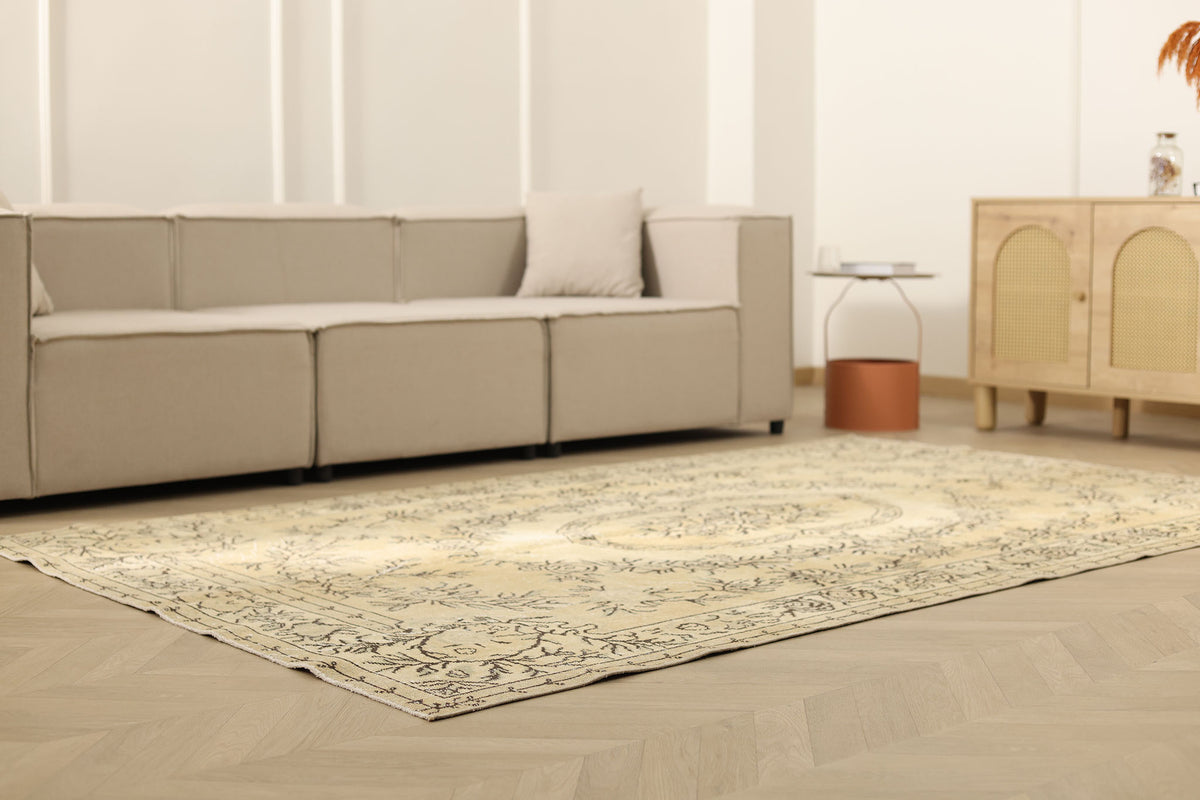 Vintage Isparta Turkish Area Rug 5x9 ft — Beige Floral (No. 40287)