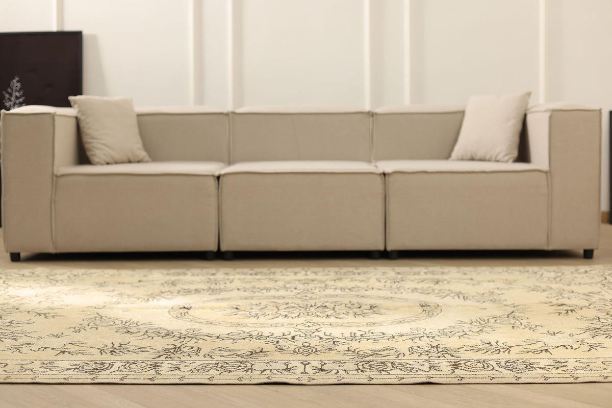 Vintage Isparta Turkish Area Rug 5x9 ft — Beige Floral (No. 40287)