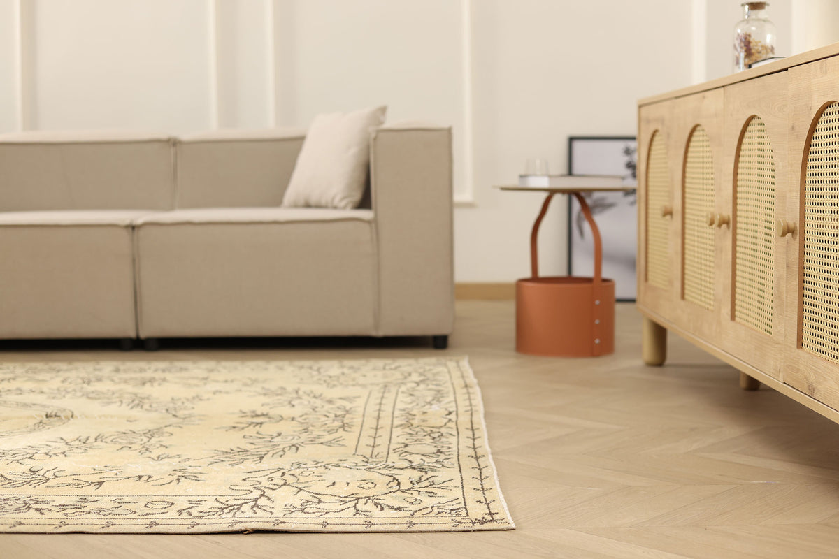 Vintage Isparta Turkish Area Rug 5x9 ft — Beige Floral (No. 40287)