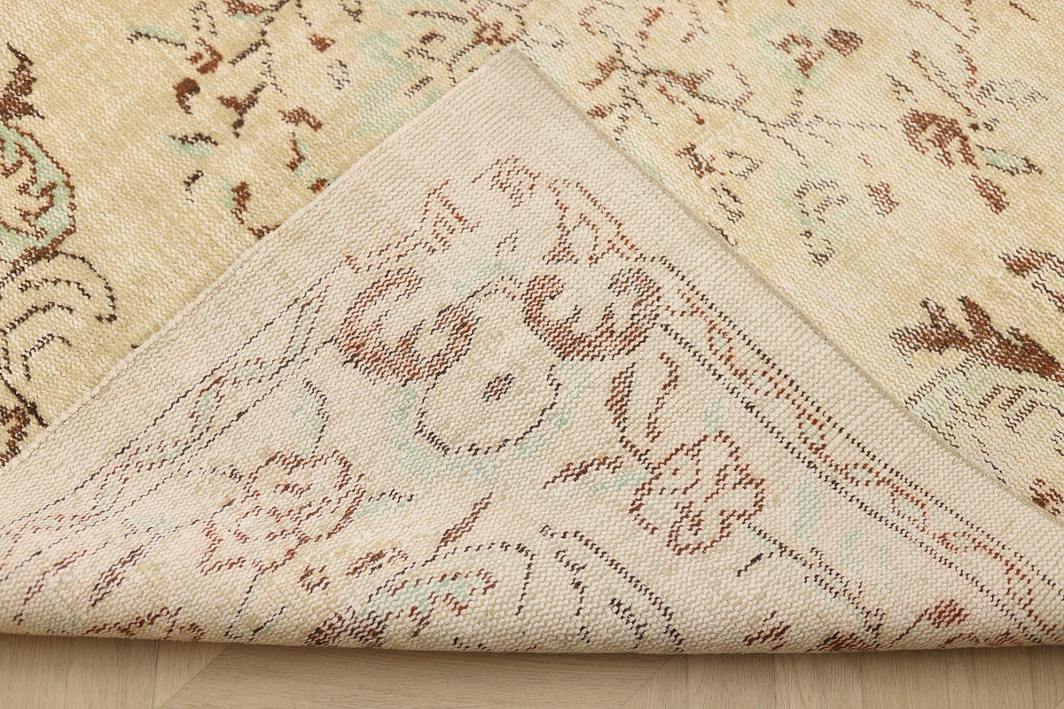 Vintage Manisa Turkish Area Rug 5x9 ft — White & Beige Floral