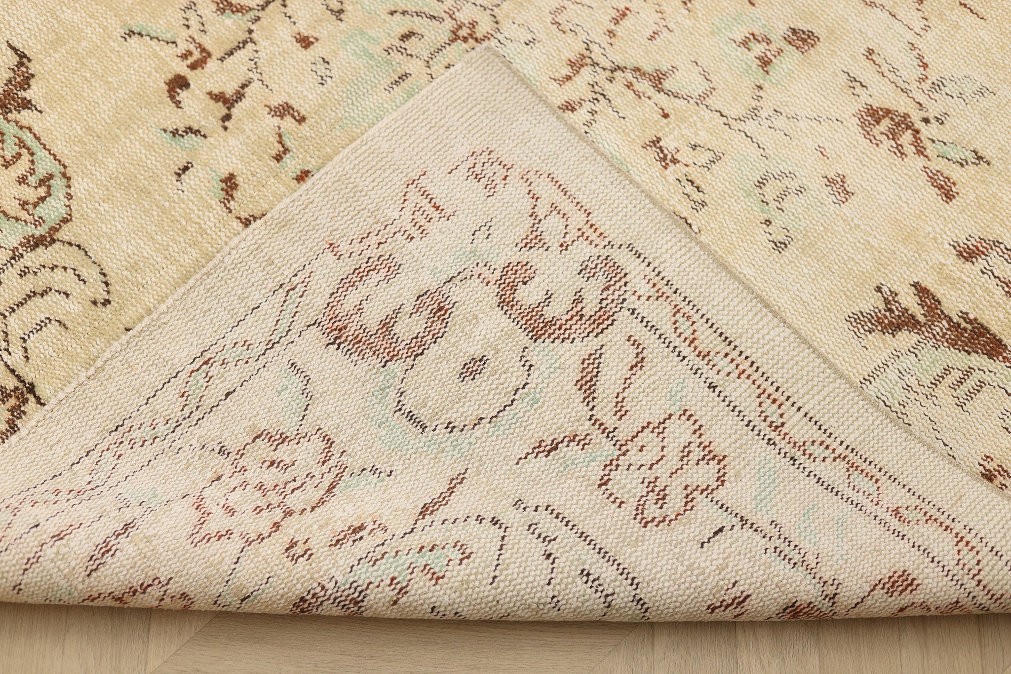 Vintage Manisa Turkish Area Rug 5x9 ft — White & Beige Floral