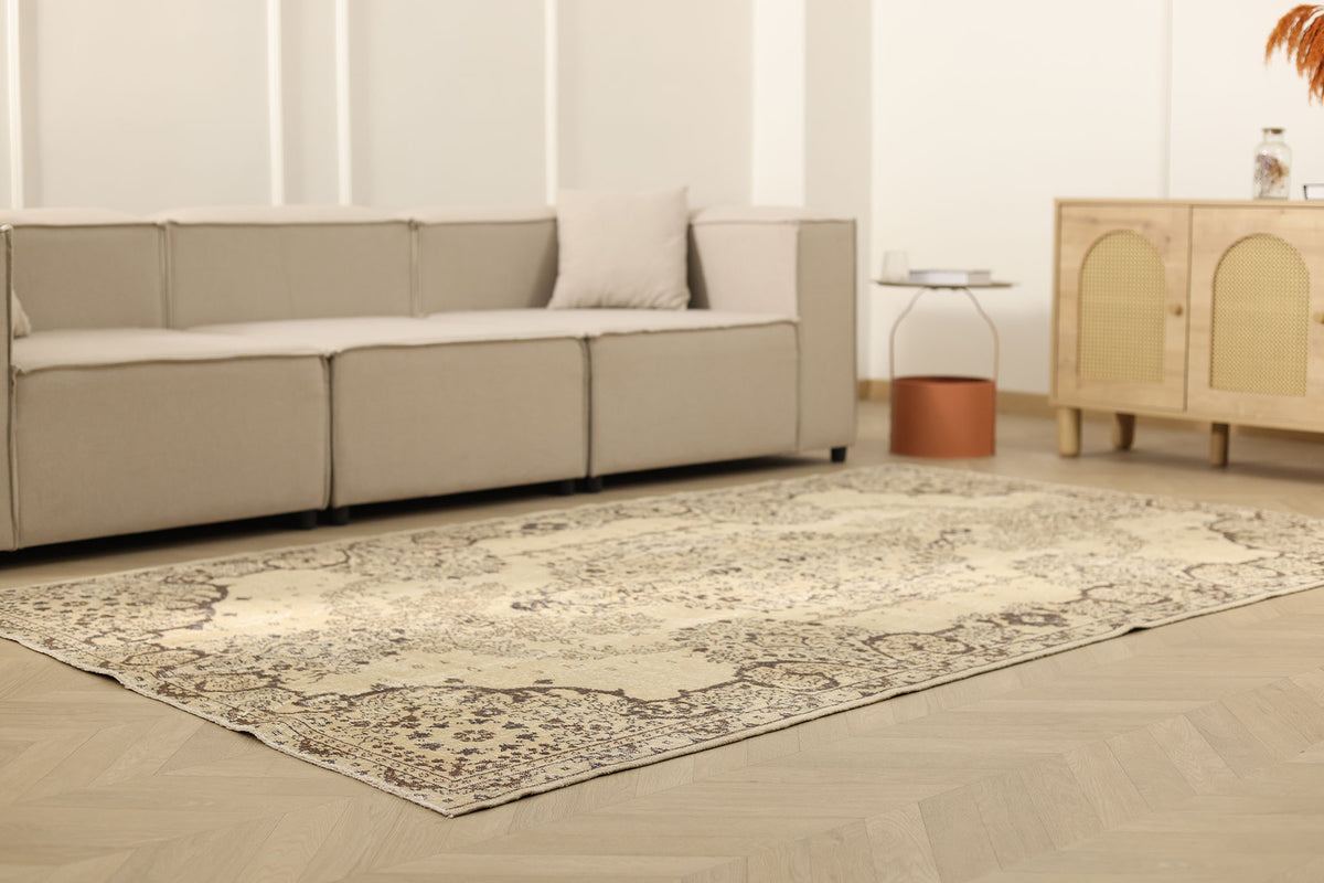 Vintage Isparta Turkish Area Rug 5x9 ft — Beige Floral (No. 40381)