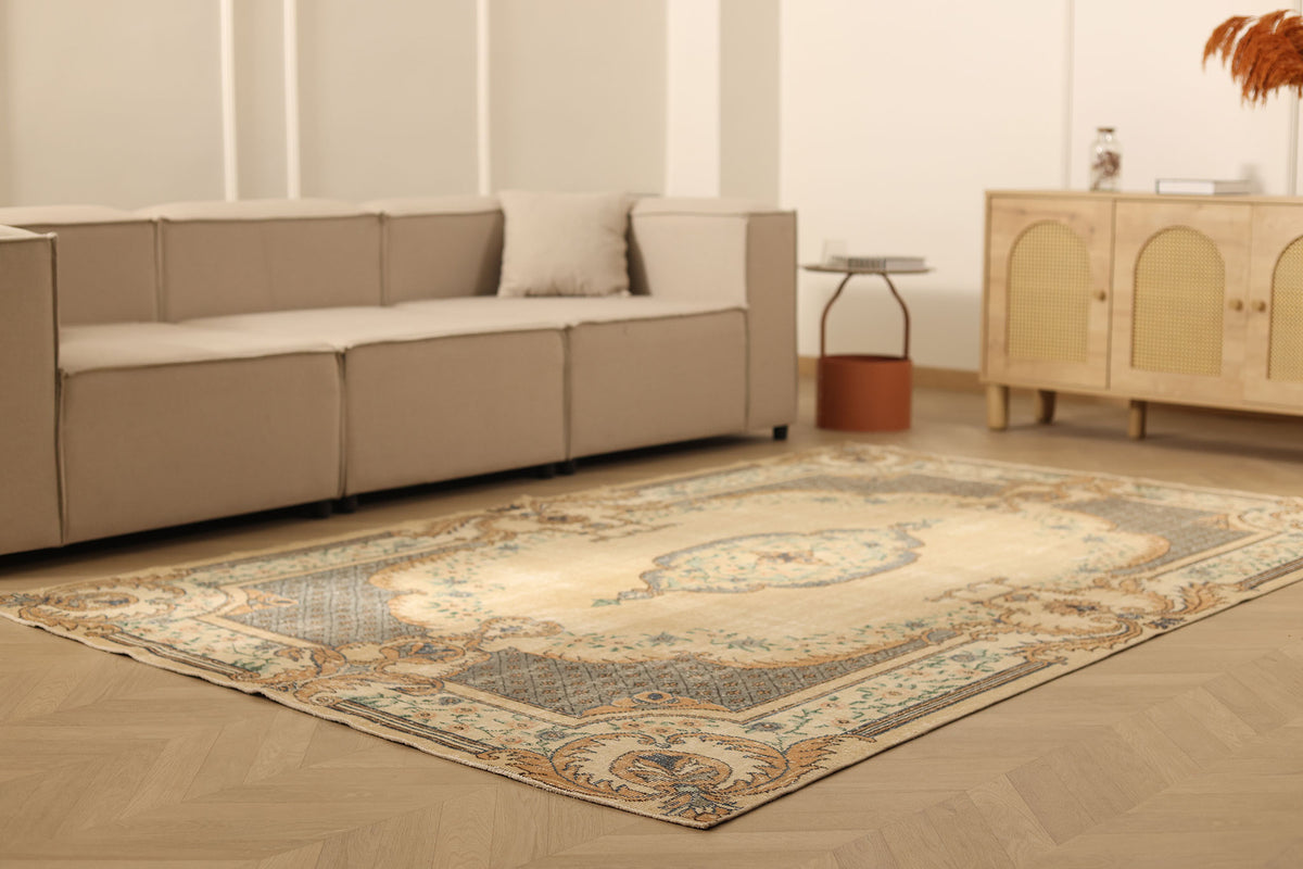 Vintage Isparta Turkish Area Rug 5x9 ft — Beige & Gray Floral