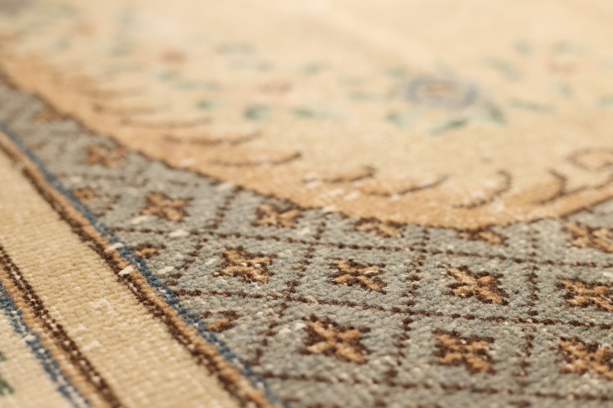 Vintage Isparta Turkish Area Rug 5x9 ft — Beige & Gray Floral