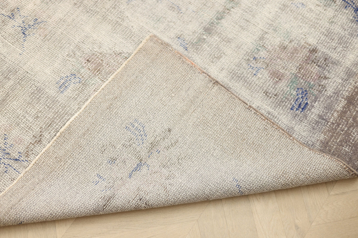 Vintage Manisa Turkish Area Rug 6x8 ft — Gray & White Distressed