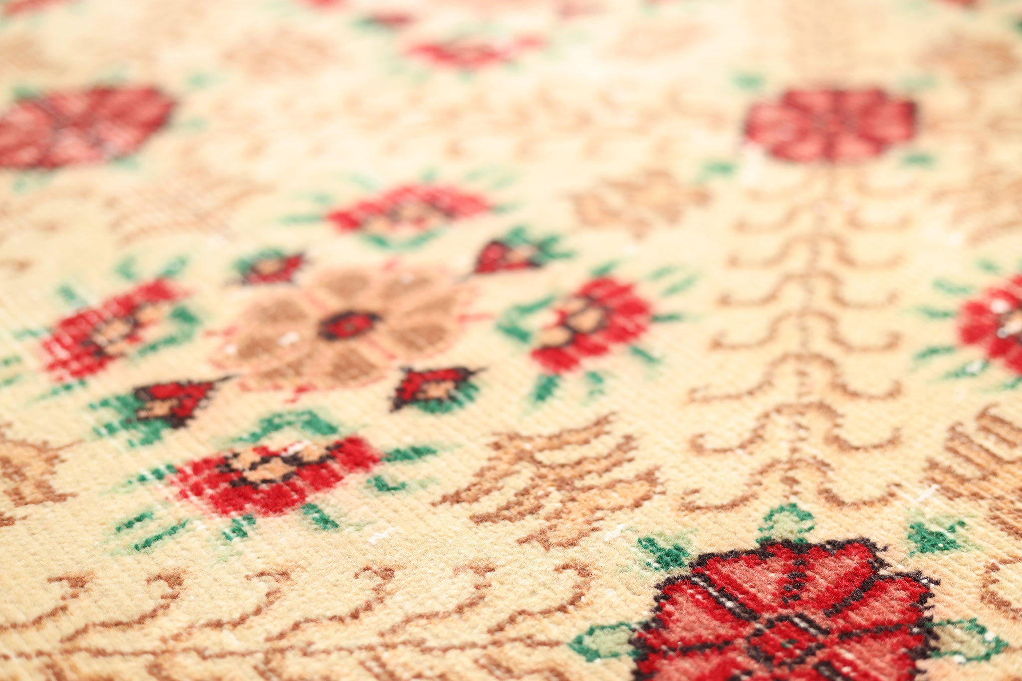 Vintage Isparta Turkish Area Rug 5x9 ft — Beige & Red Floral (No. 40601)