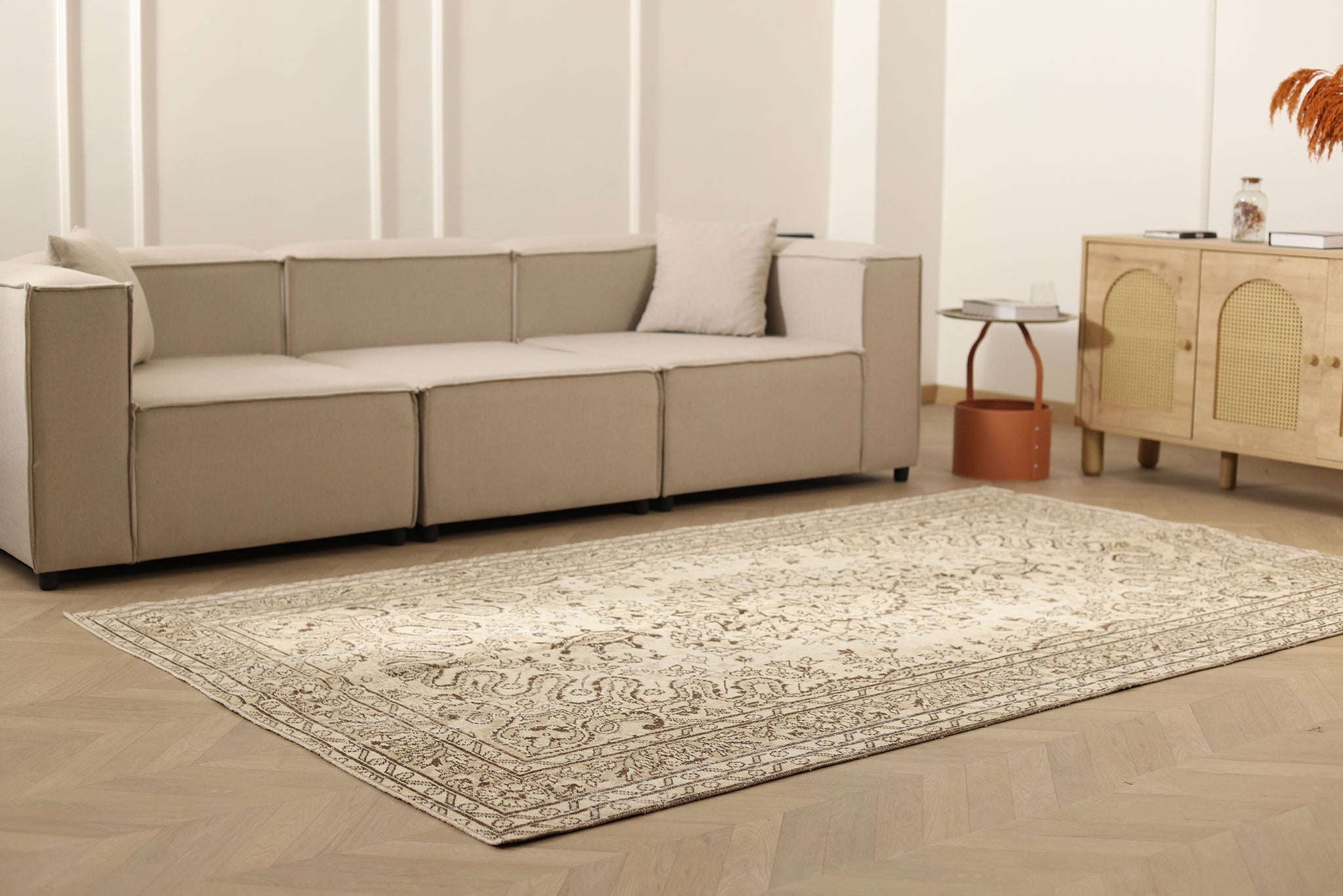 Vintage Isparta Turkish Area Rug 5x9 ft — White & Beige Floral