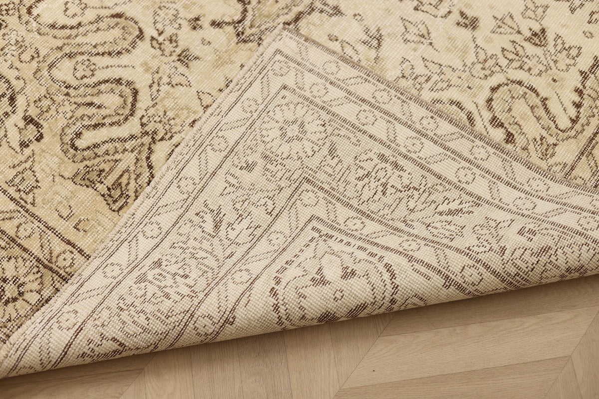 Vintage Isparta Turkish Area Rug 5x9 ft — White & Beige Floral