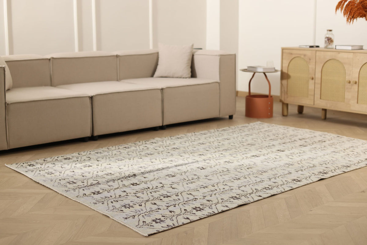 Vintage Manisa Turkish Area Rug 5x8 ft — White Floral