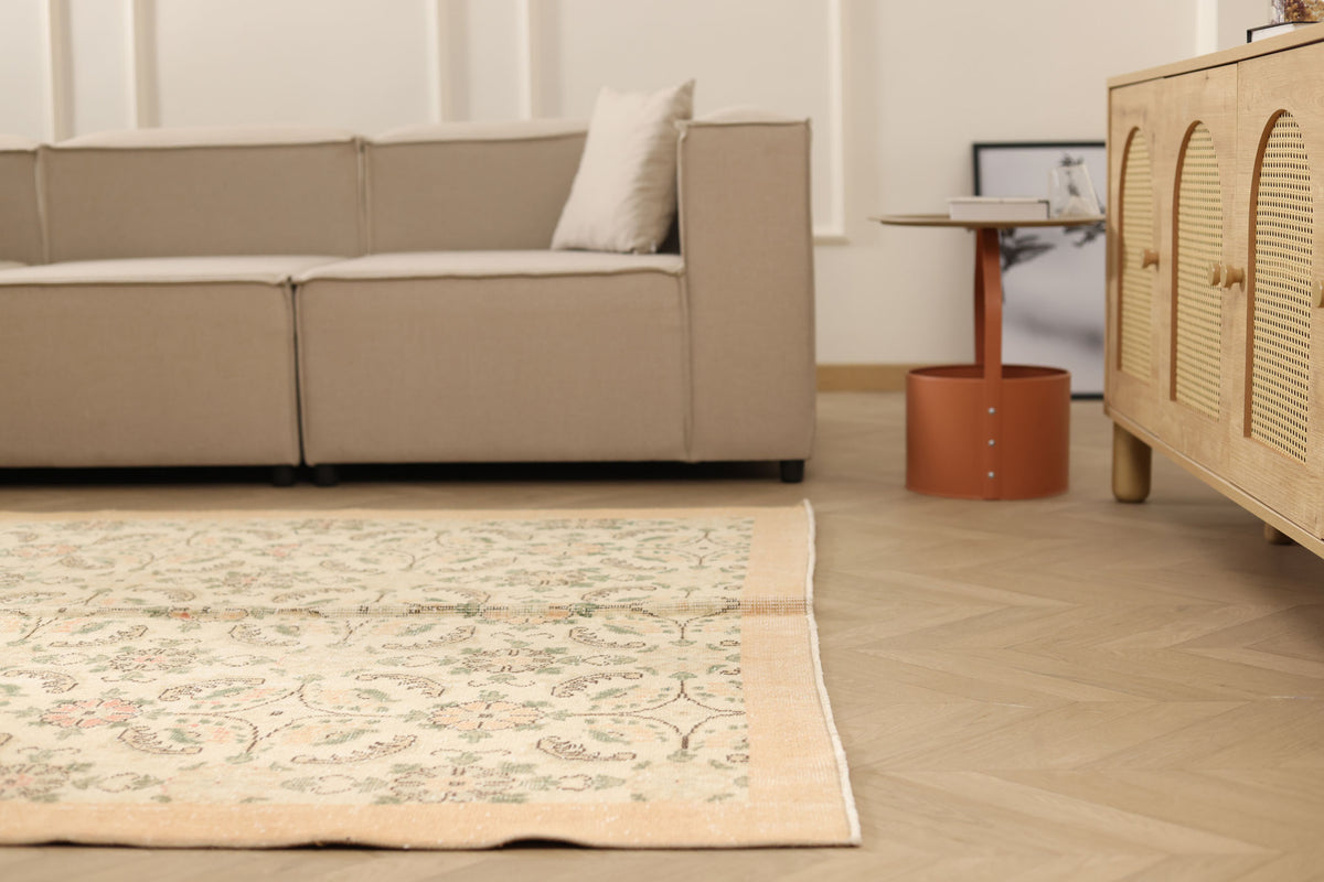 Vintage Isparta Turkish Area Rug 5x9 ft — Beige Floral