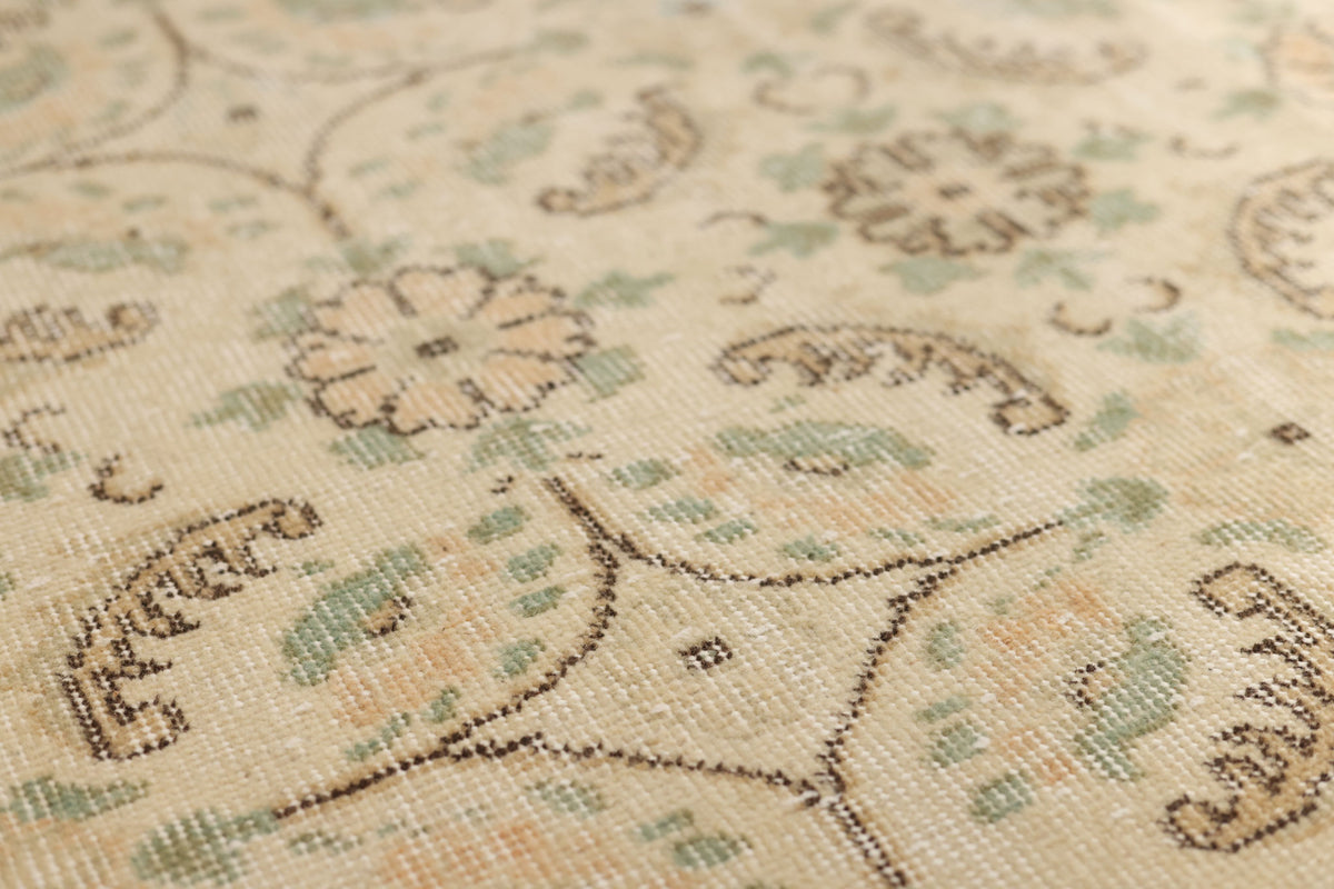 Vintage Isparta Turkish Area Rug 5x9 ft — Beige Floral