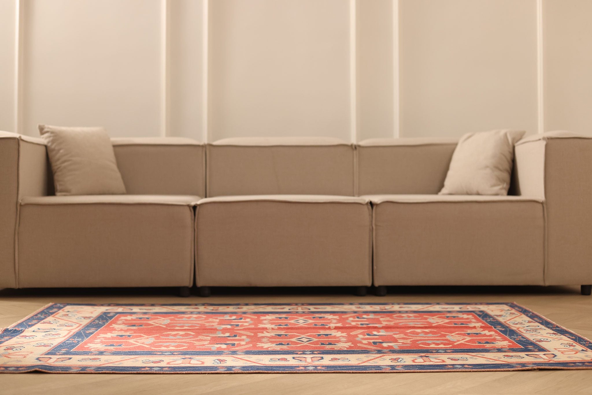 Vintage Uşak Turkish Area Rug 4x6 ft — Red & Blue Floral