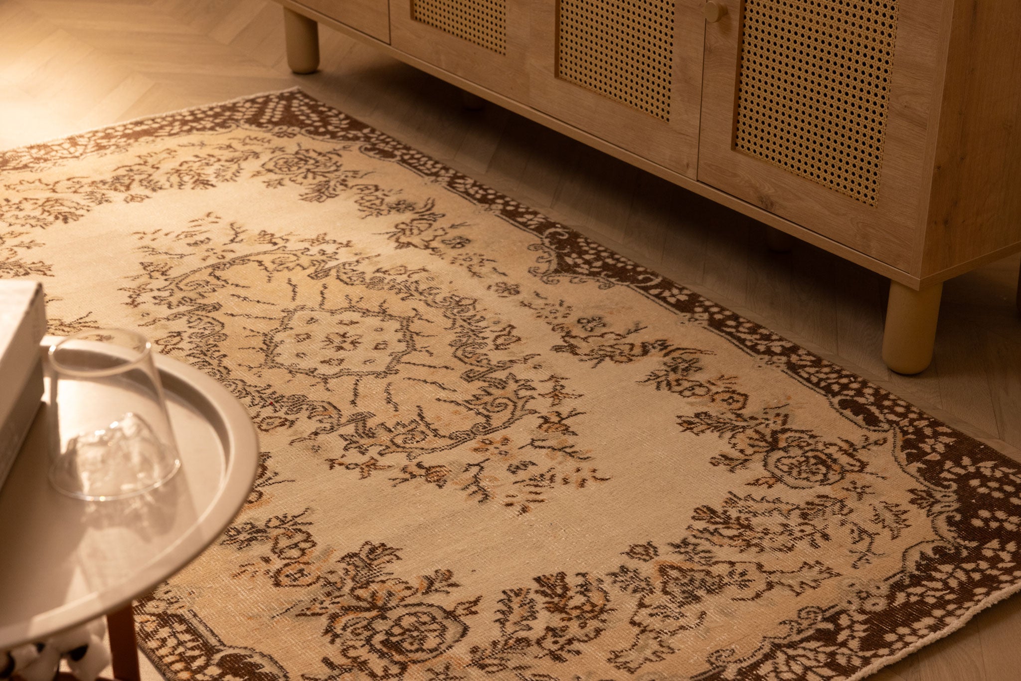 Handmade vintage Isparta wool and cotton rug in white and beige with floral patterns, 3x6 ft farmhouse style.