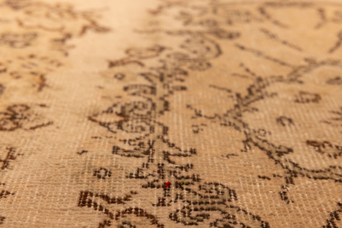 Hand-woven vintage Isparta rug in beige and white with detailed floral patterns and a soft, low-pile wool and cotton texture.