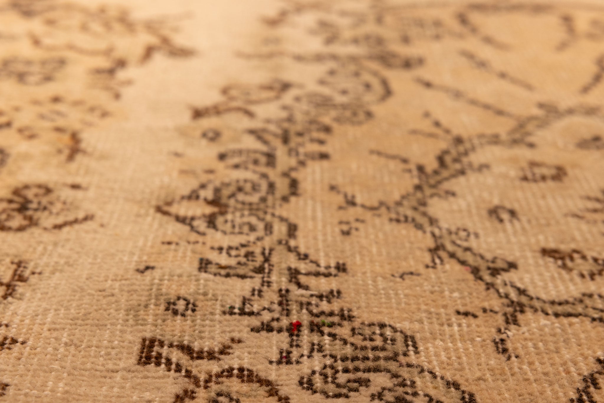 Hand-woven vintage Isparta rug in beige and white with detailed floral patterns and a soft, low-pile wool and cotton texture.