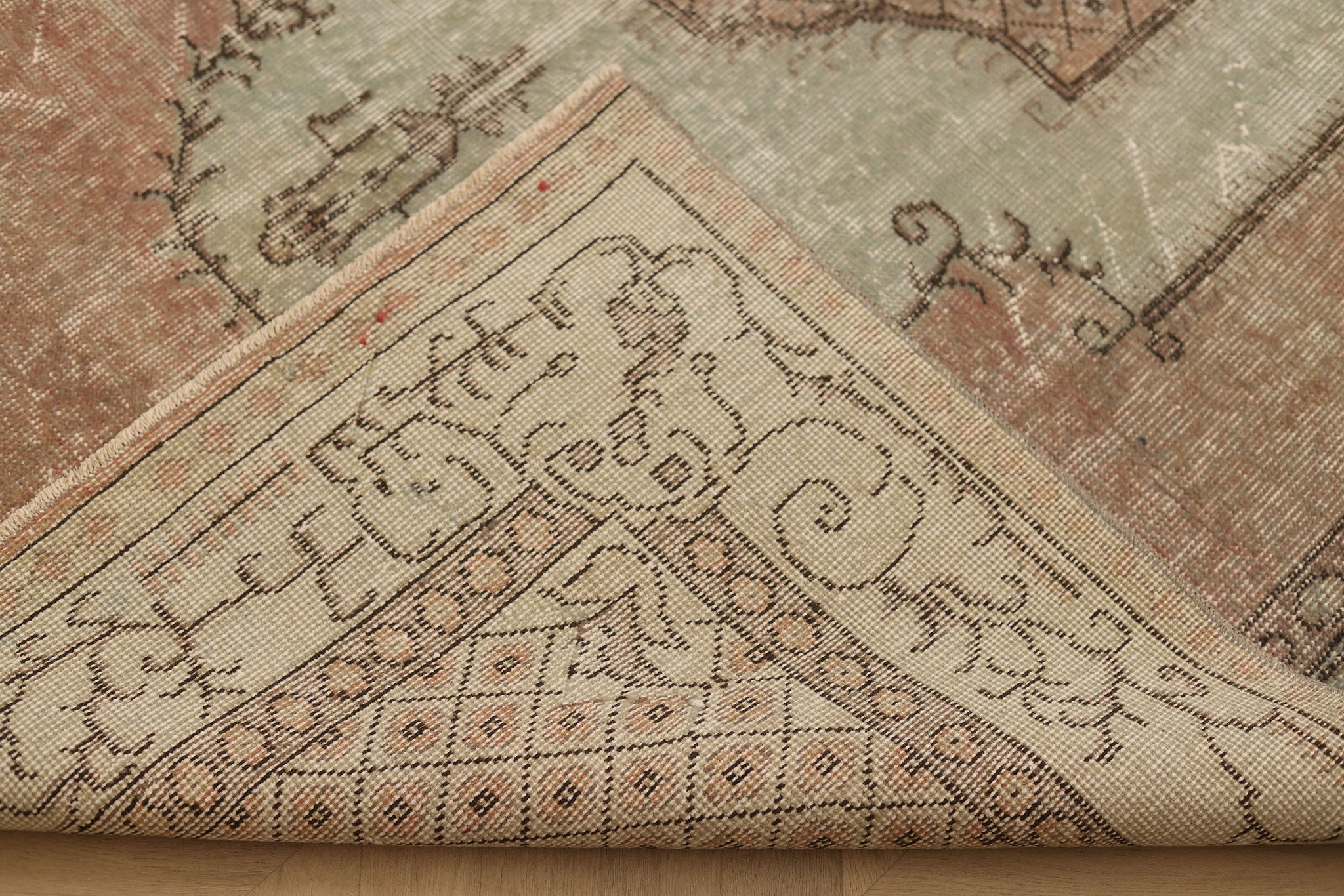 Vintage Isparta Turkish Area Rug 5x9 ft — Pink & Gray Geometric