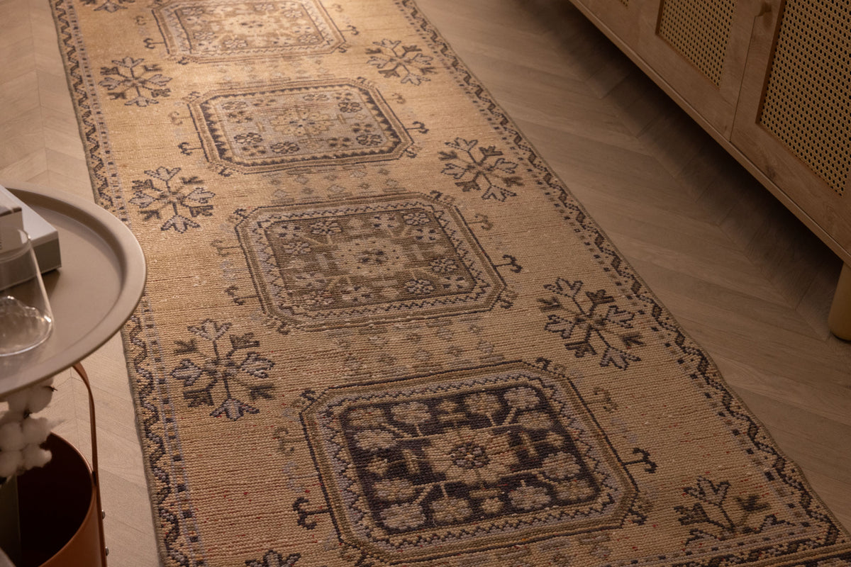 Vintage beige Konya runner rug with geometric patterns, hand-woven in wool and cotton for a farmhouse interior.