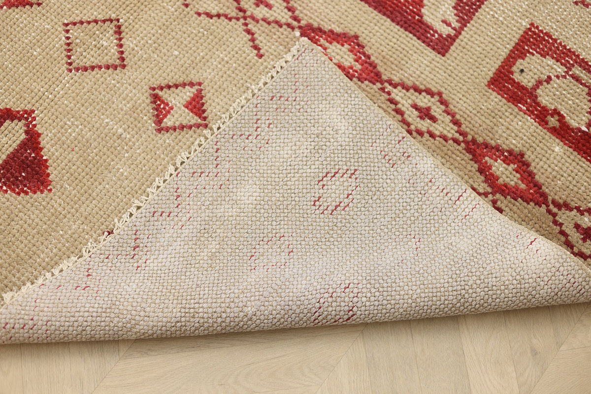 Vintage Isparta Turkish Area Rug 5x8 ft — Beige & Red Geometric