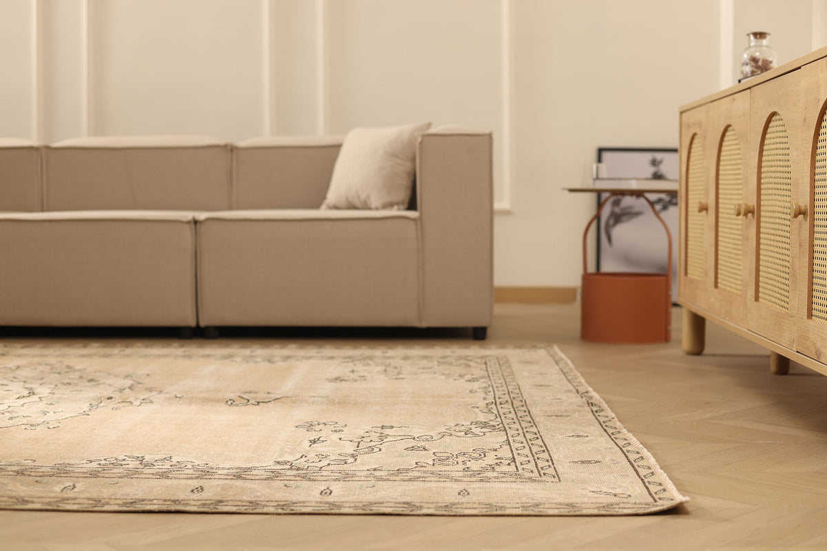 Vintage Isparta Turkish Area Rug 6x10 ft — Beige Floral