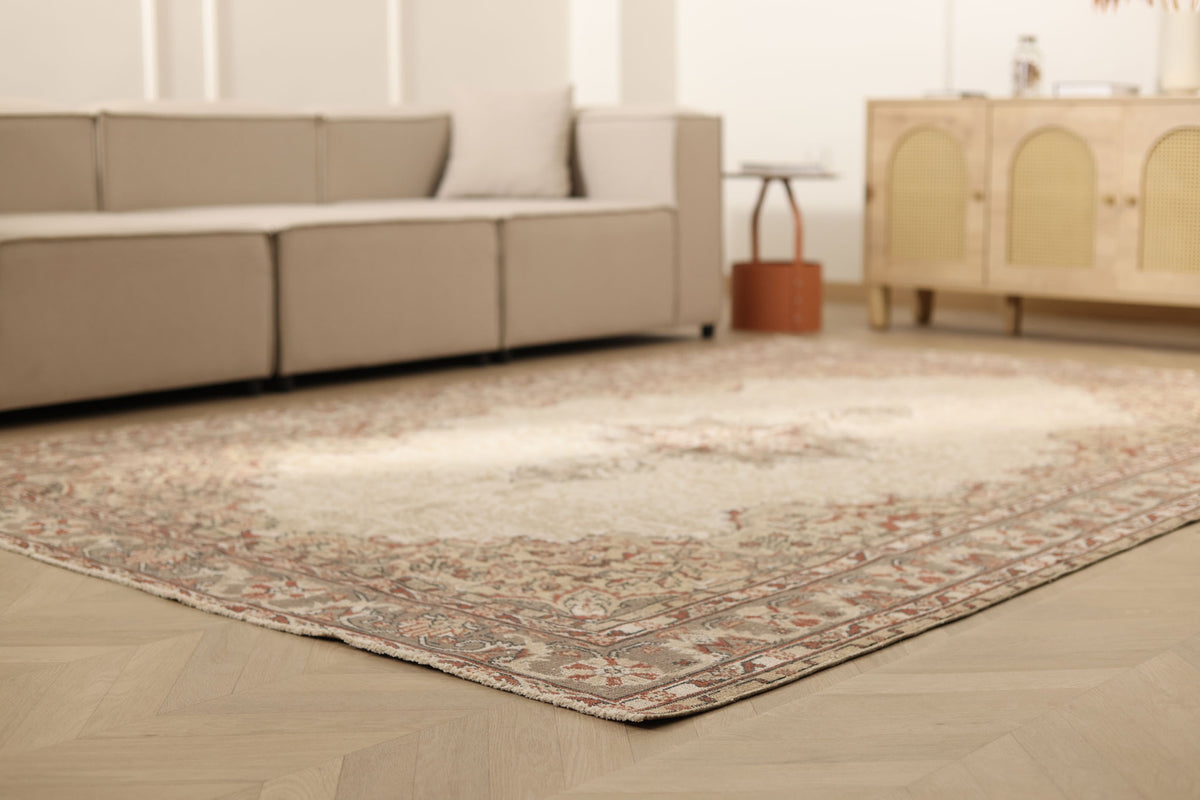 Vintage Isparta Turkish Area Rug 6x10 ft — White & Beige Floral