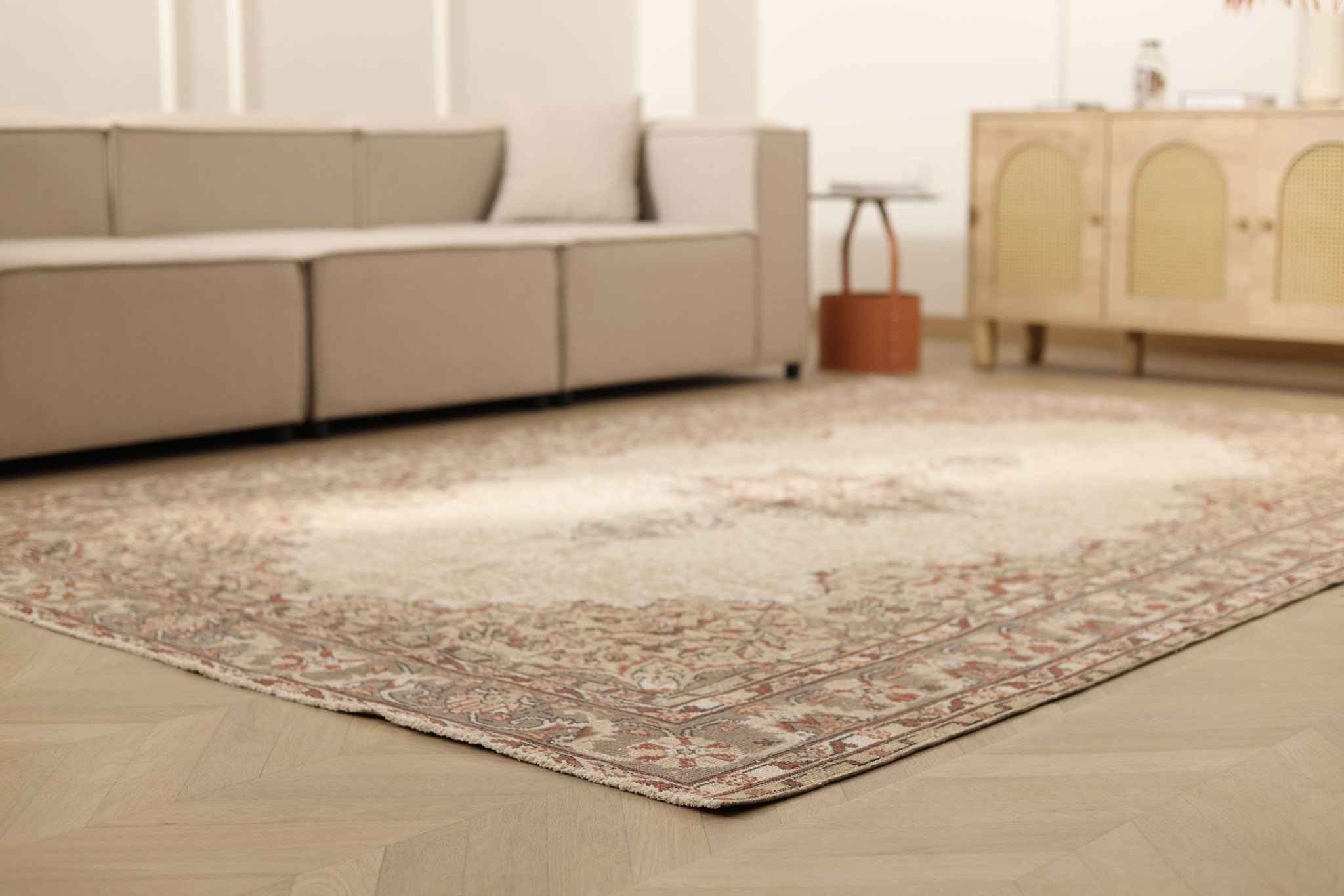 Vintage Isparta Turkish Area Rug 6x10 ft — White & Beige Floral