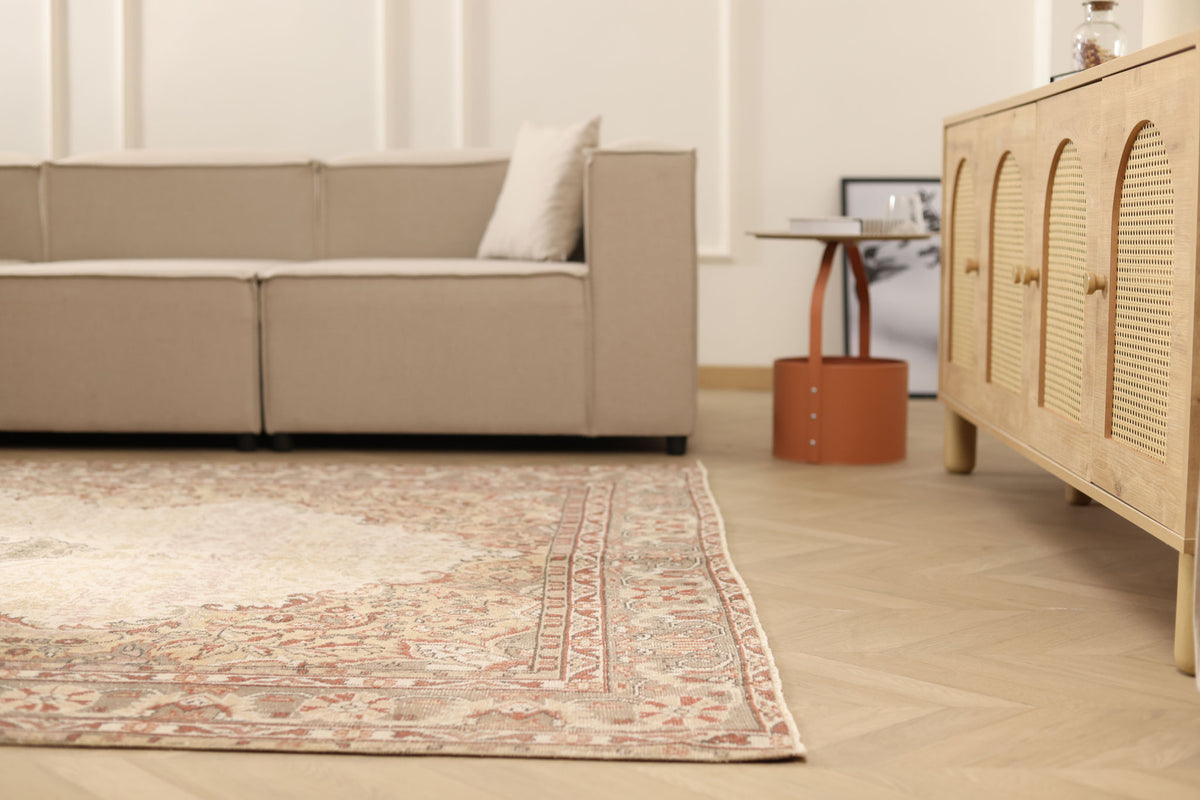 Vintage Isparta Turkish Area Rug 6x10 ft — White & Beige Floral