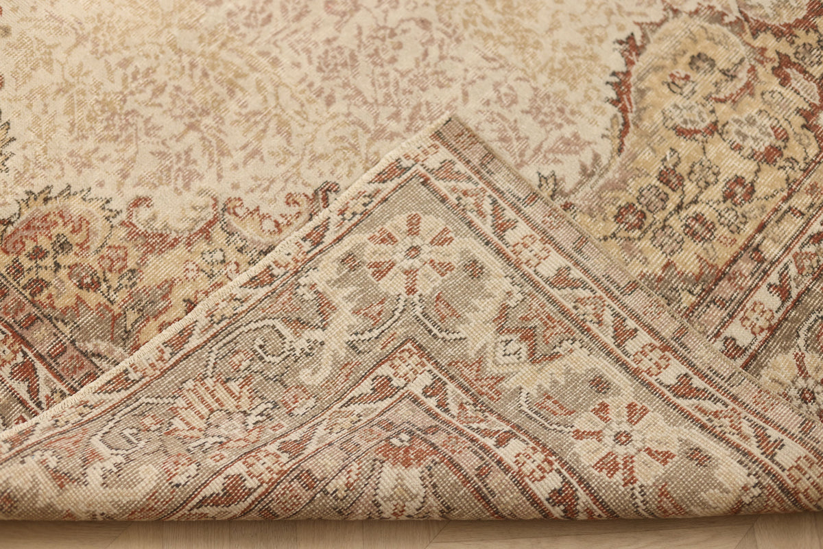 Vintage Isparta Turkish Area Rug 6x10 ft — White & Beige Floral