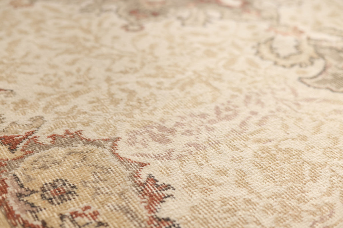 Vintage Isparta Turkish Area Rug 6x10 ft — White & Beige Floral