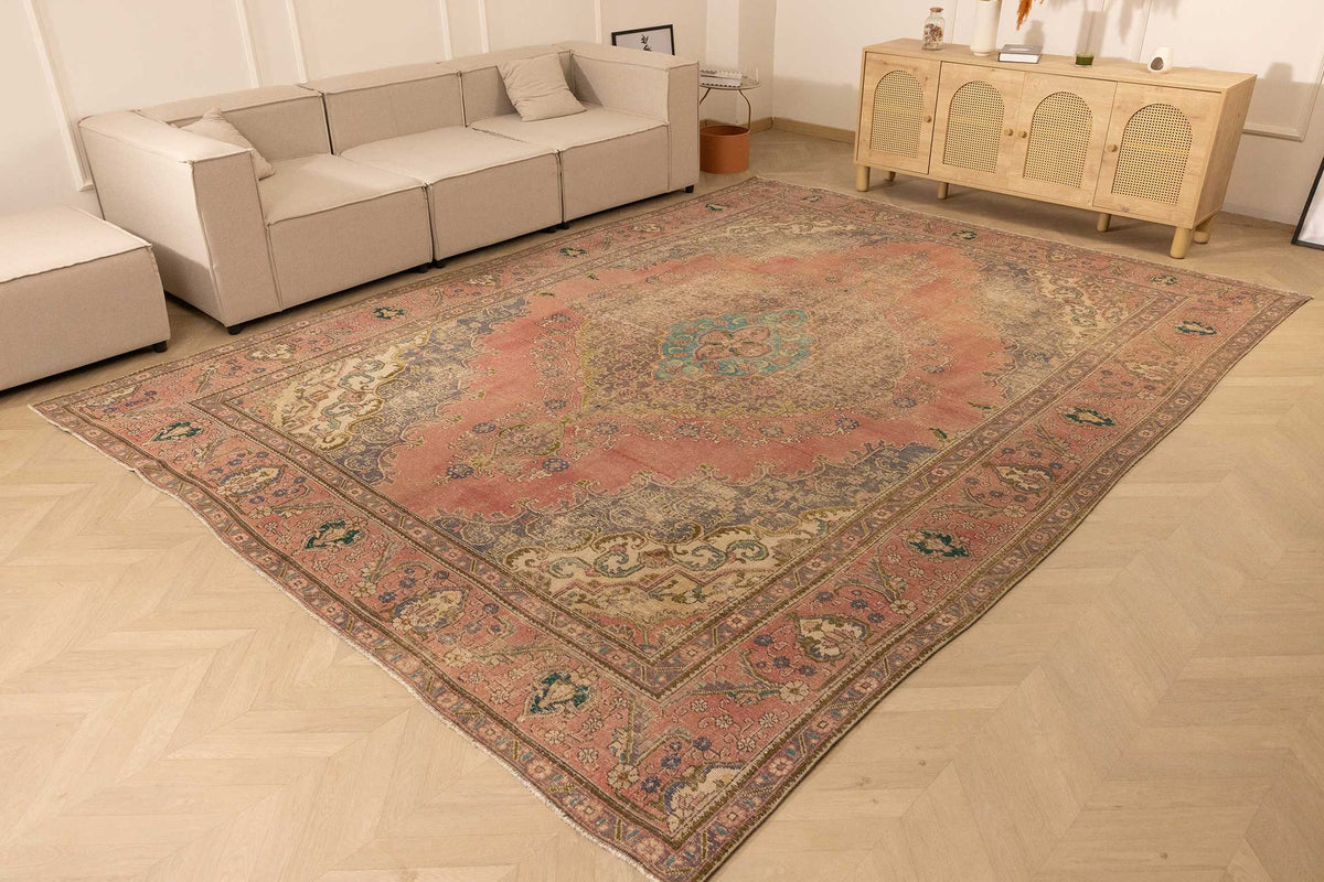 Vintage Southeastern Persian Style Oversize Rug 10x13 ft — Pink & Beige Medallion
