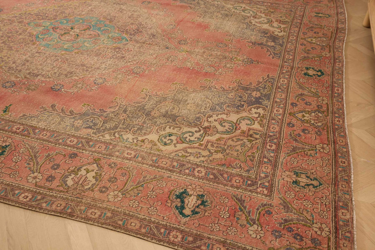 Vintage Southeastern Persian Style Oversize Rug 10x13 ft — Pink & Beige Medallion