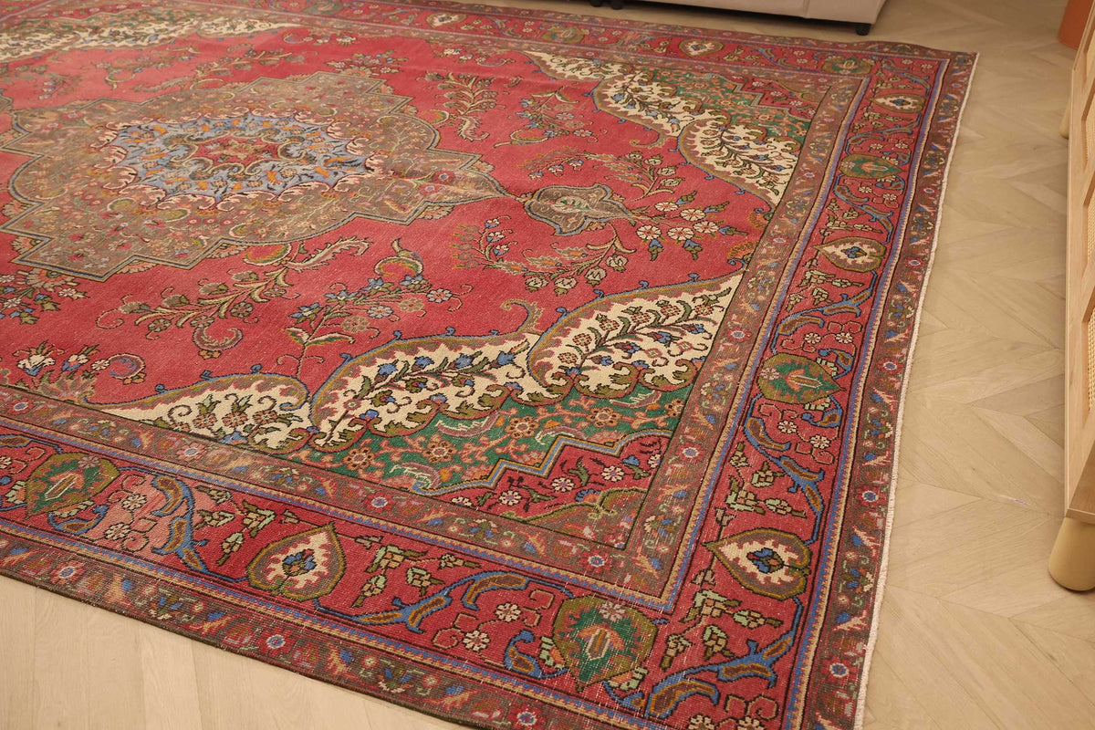 Vintage Southeastern Persian Style Oversize Rug 9x13 ft — Red & Beige Medallion