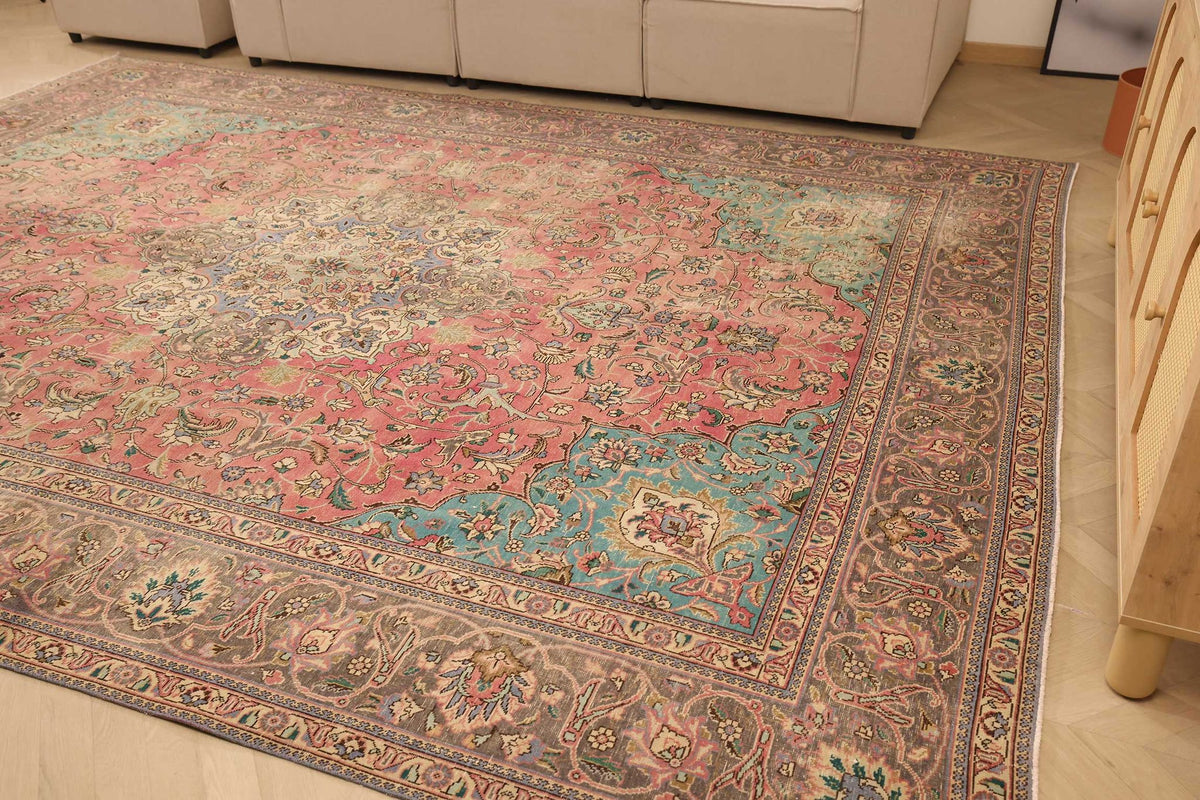 Vintage Southeastern Persian Style Oversize Rug 10x13 ft — Red & Green Medallion