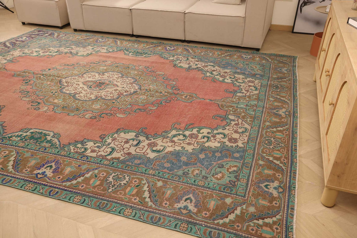 Vintage Southeastern Persian Style Oversize Rug 9x13 ft — Red & Green Medallion