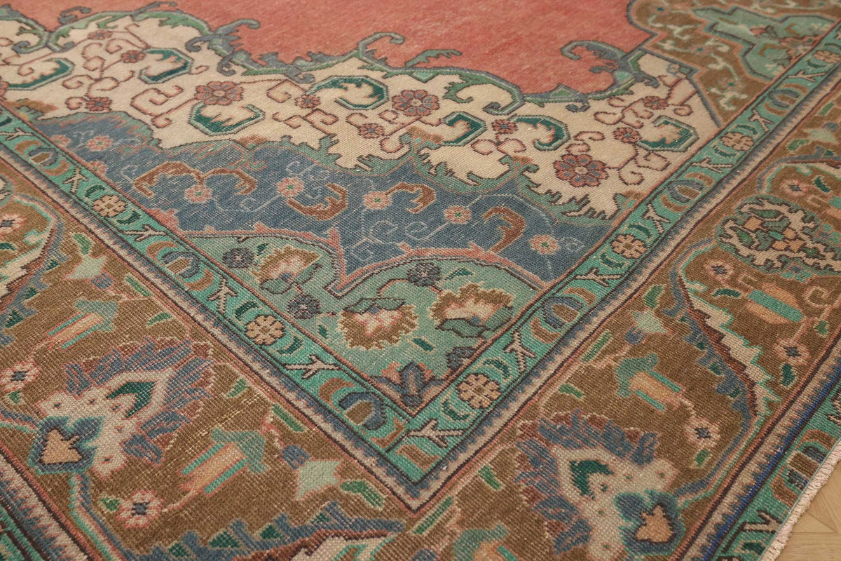 Vintage Southeastern Persian Style Oversize Rug 9x13 ft — Red & Green Medallion