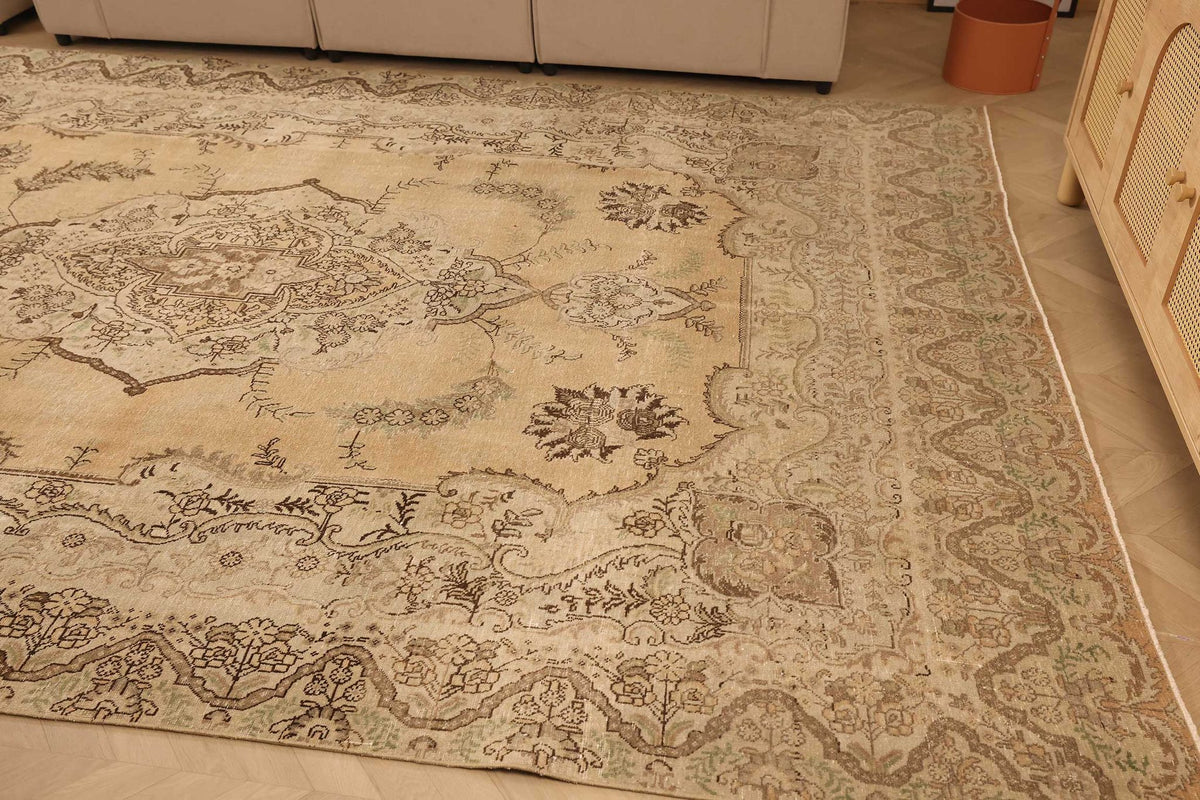 Vintage Southeastern Persian Style Oversize Rug 9x12 ft — Beige & Brown Medallion