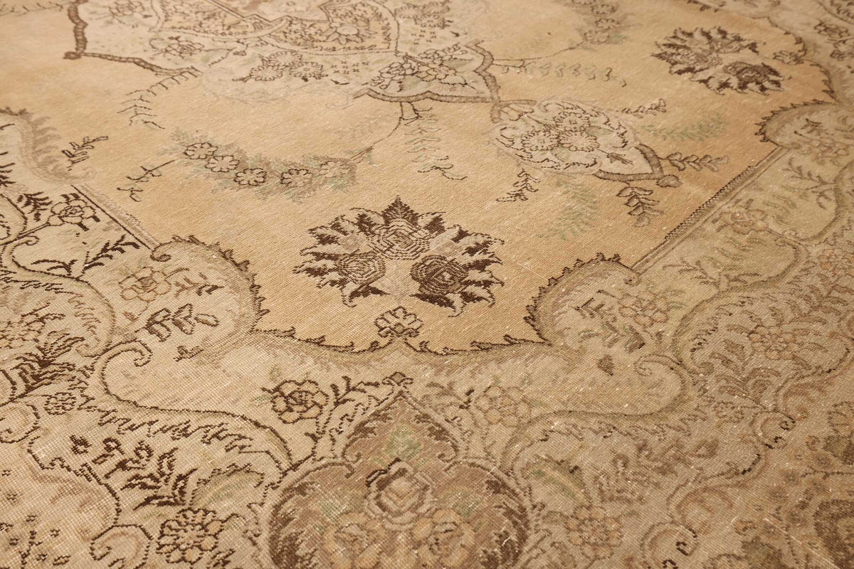 Vintage Southeastern Persian Style Oversize Rug 9x12 ft — Beige & Brown Medallion