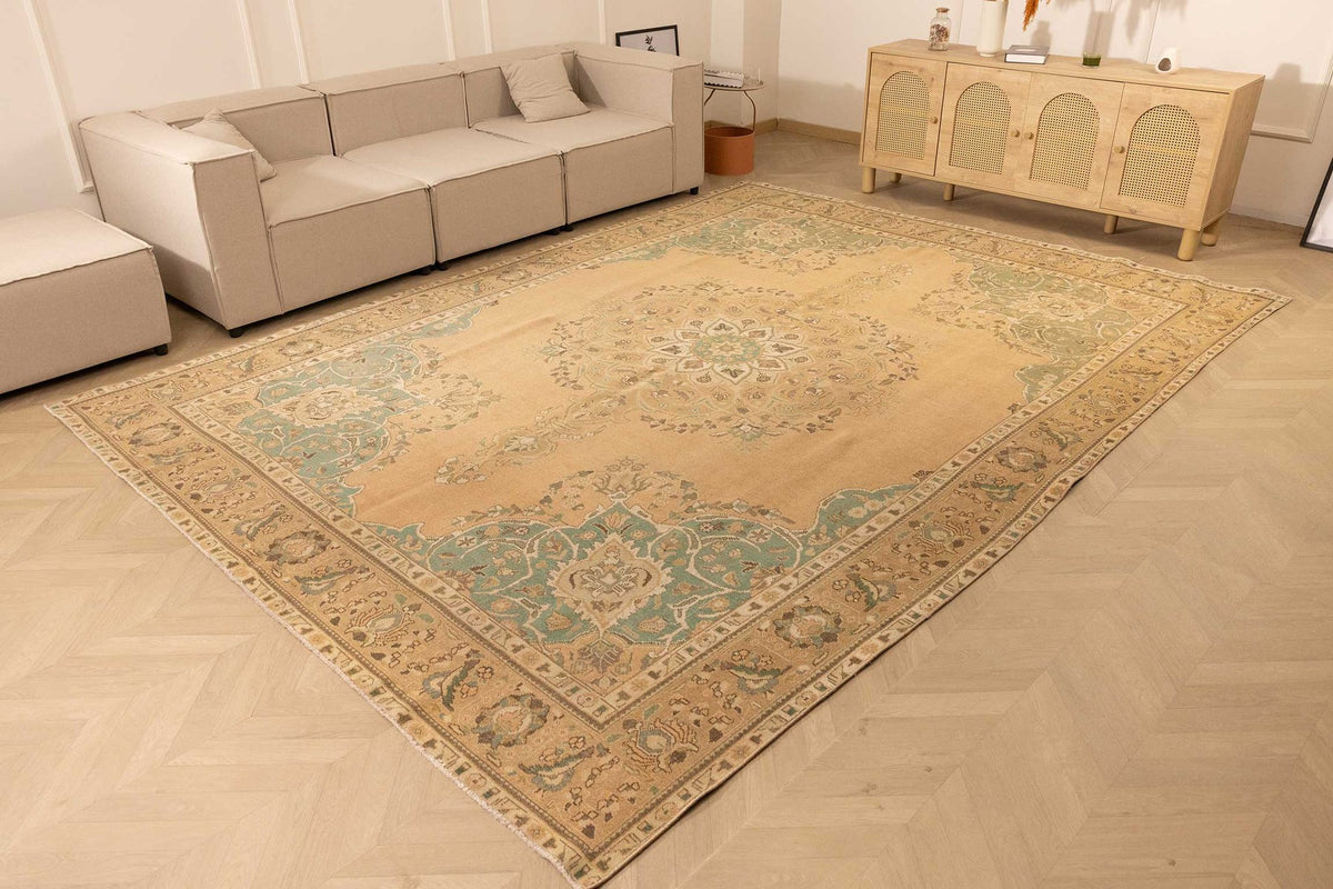 Vintage Southeastern Persian Style Oversize Rug 9x13 ft — Beige & Green Medallion