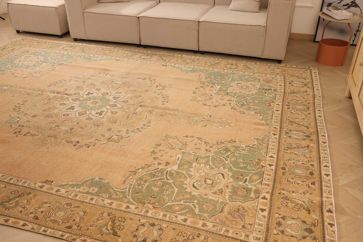 Vintage Southeastern Persian Style Oversize Rug 9x13 ft — Beige & Green Medallion