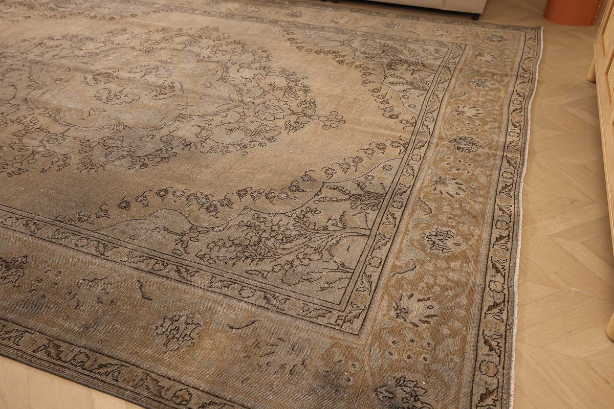 Vintage Southeastern Persian Style Oversize Rug 10x13 ft — Beige & Gray Medallion
