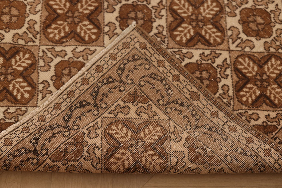 Vintage Uşak Turkish Area Rug 5x7 ft — Brown & Beige Floral