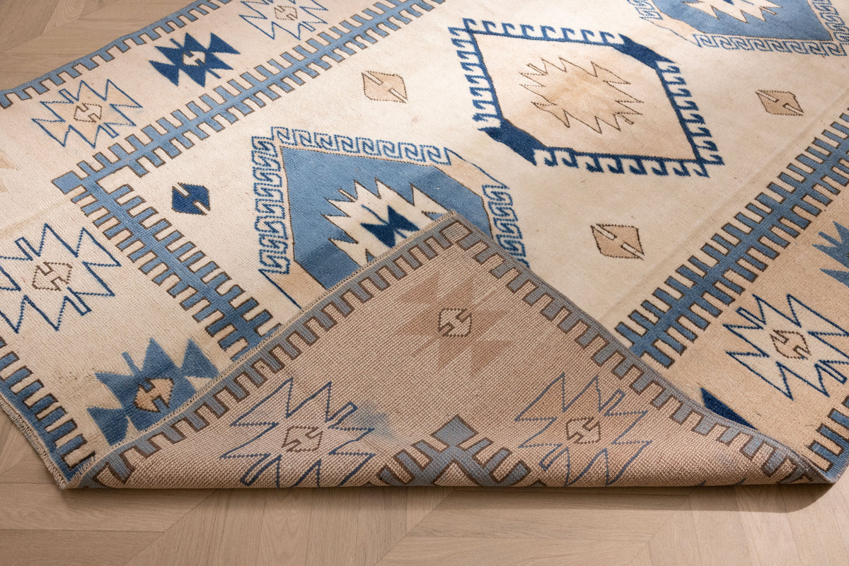 Vintage Niğde Turkish Area Rug 5x8 ft — White & Navy Geometric