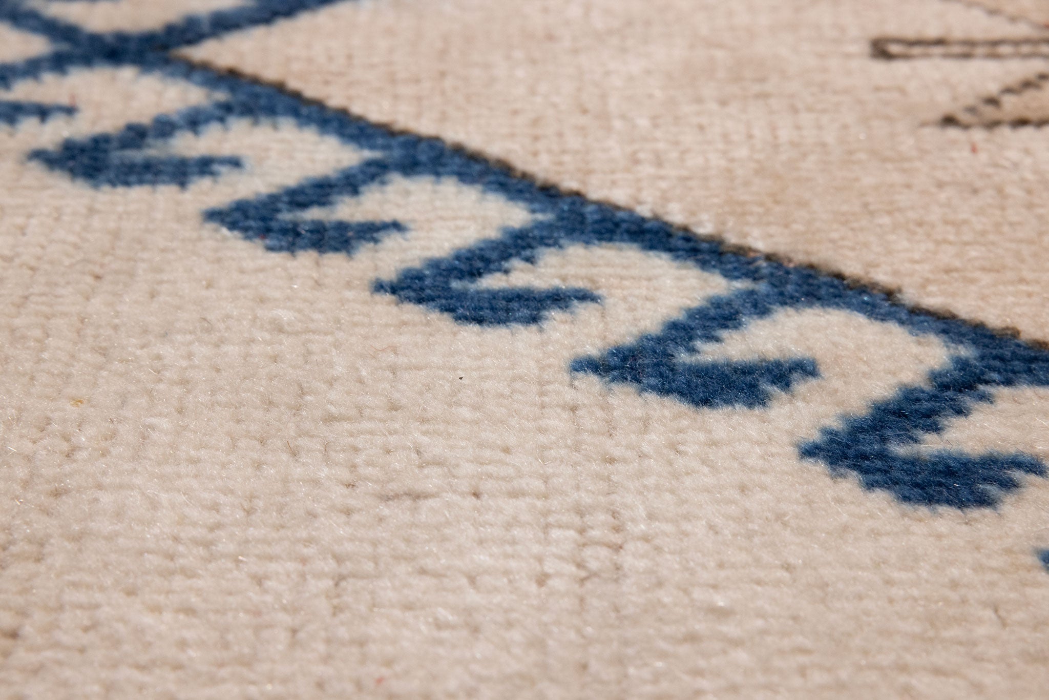 Vintage Niğde Turkish Area Rug 5x8 ft — White & Navy Geometric