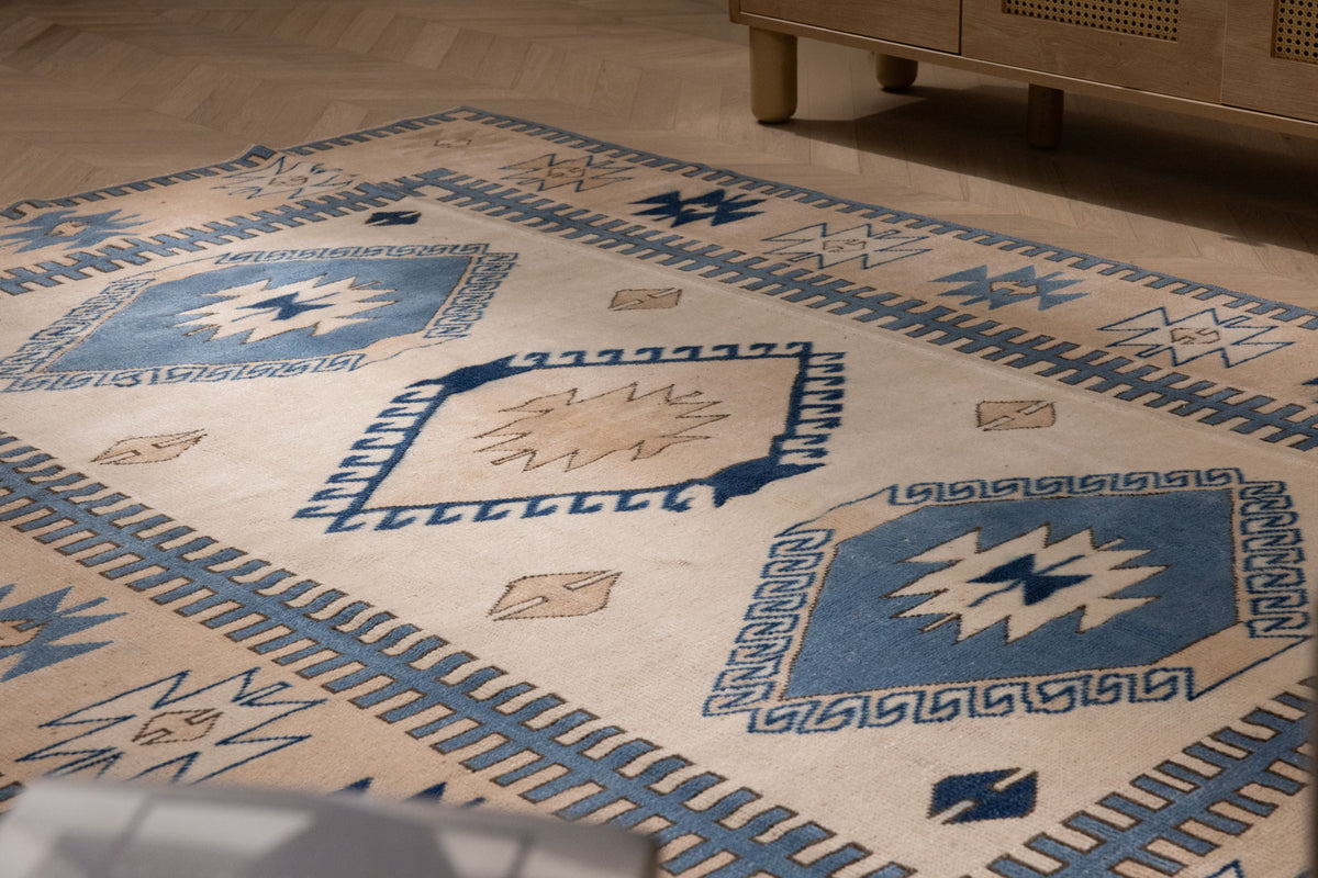 Vintage Niğde Turkish Area Rug 5x8 ft — White & Navy Geometric
