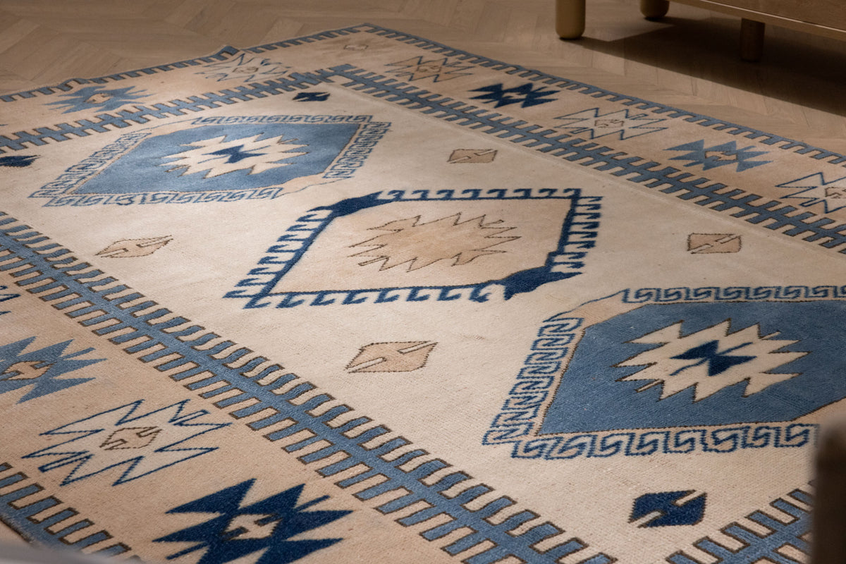 Vintage Niğde Turkish Area Rug 5x8 ft — White & Navy Geometric