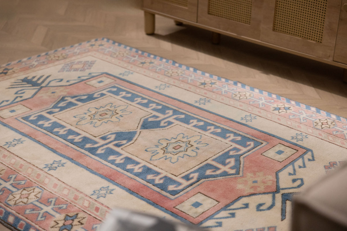 Vintage Niğde Turkish Area Rug 5x6 ft — White & Red Geometric