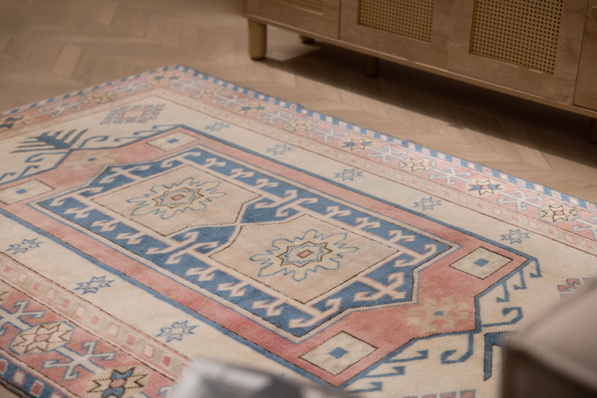 Vintage Niğde Turkish Area Rug 5x6 ft — White & Red Geometric