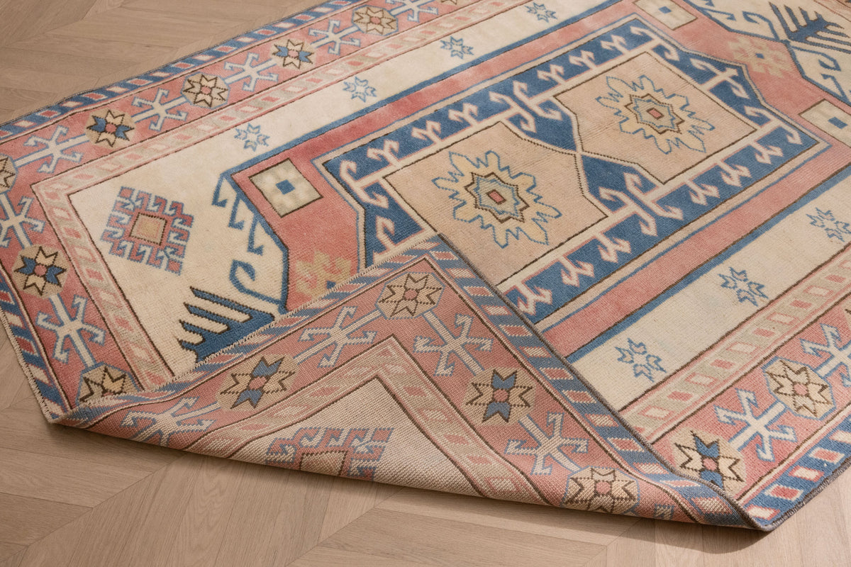 Vintage Niğde Turkish Area Rug 5x6 ft — White & Red Geometric